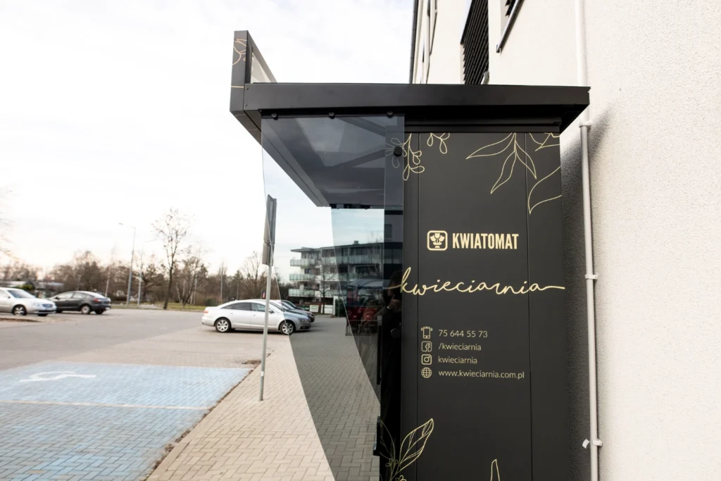 Bouquetmat infornt of the store