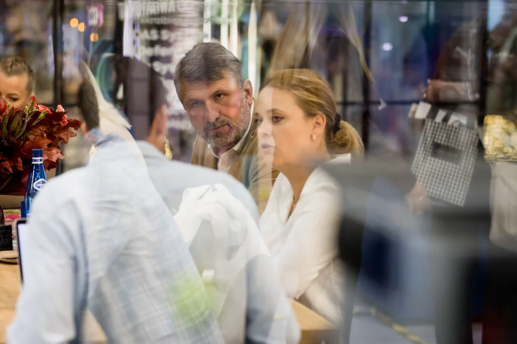 VendiFlor franchise partners in discussion during a business meeting, representing cooperation, experience sharing, and long-term partnership in the flower business.