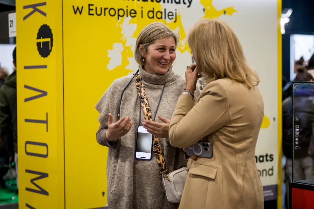 International business discussion between partners at the VendiFlor and BouquetMat stand, highlighting cooperation and franchise development in the flower industry.