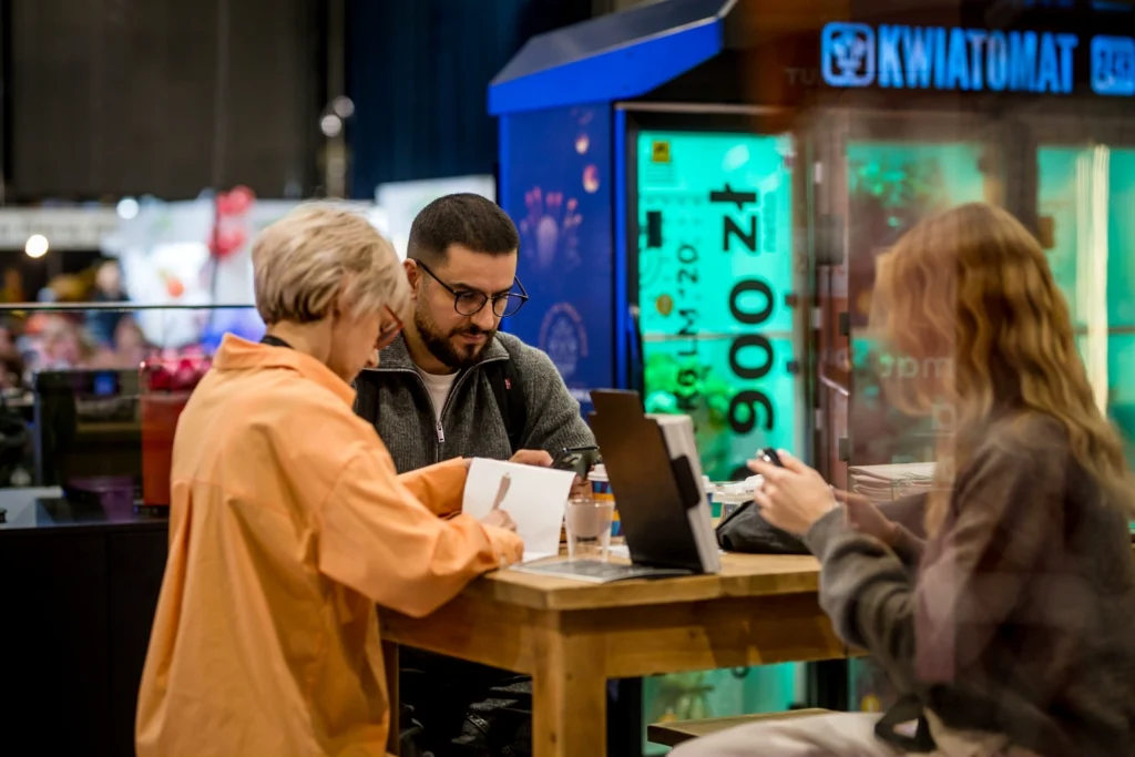 Business consultation at the VendiFlor stand with BouquetMat flower vending machines, discussing partnership and modern floristry solutions.